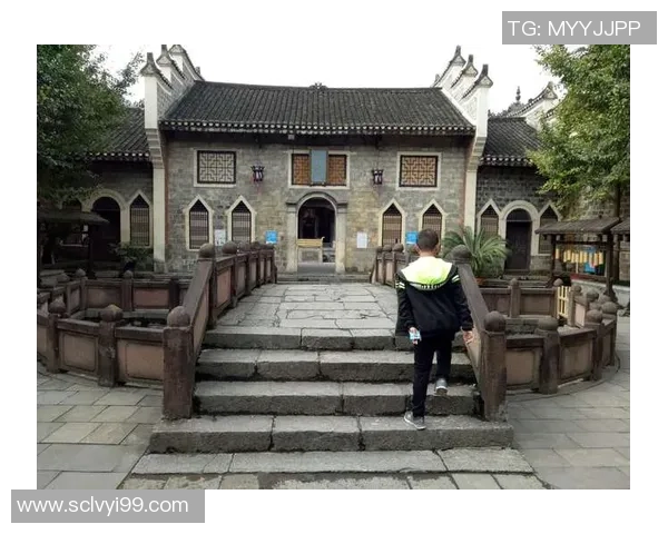 足球巨星走进熊猫乐园共度温馨时光见证人与自然和谐之美